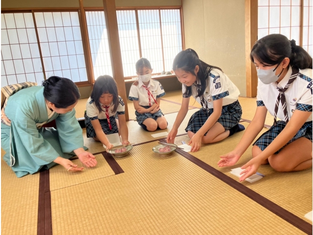 お菓子を取ります