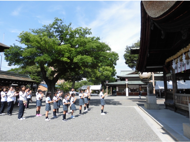 まずは参拝