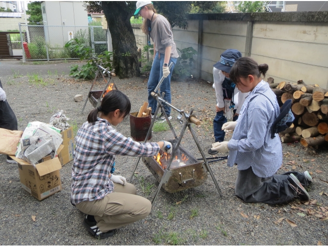 シニアさんは火を使った調理担当