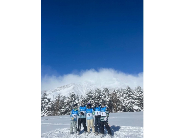 御嶽山を背景に